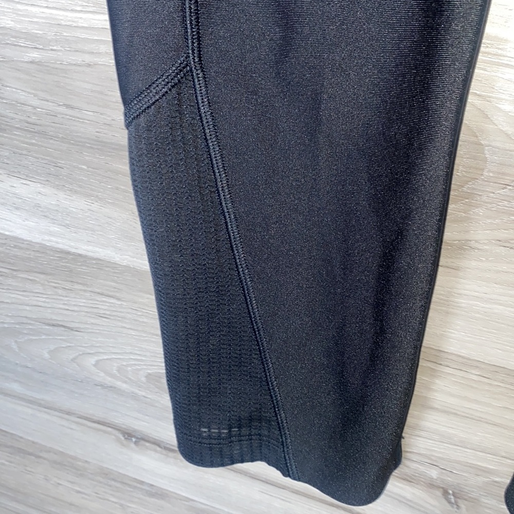 EUC- Women’s Under Armour Athletic Leggings Capris, S - Picture 2 of 5